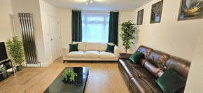 BSE Homes & Properties Ltd Manford 3-Bedroom Home, Chigwell ,Greater London with Parking sleeps 6